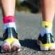 Calcetines COMPRESSPORT Pro Racing Socks V4.0 Run Low Blanco Amarillo Rosa
